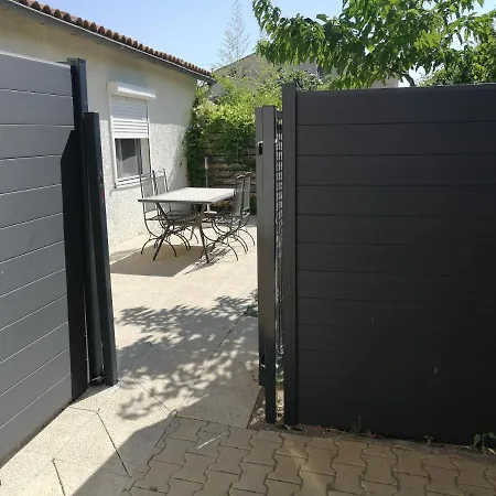 Petite Maison Et Son Jardinet En Village. Puisserguier