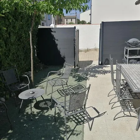 Dom wakacyjny Petite Maison Et Son Jardinet En Village.