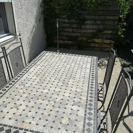 Petite Maison Et Son Jardinet En Village. Dom wakacyjny *