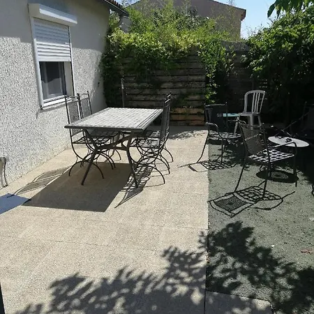 Petite Maison Et Son Jardinet En Village. Dom wakacyjny