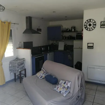 Petite Maison Et Son Jardinet En Village. Dom wakacyjny