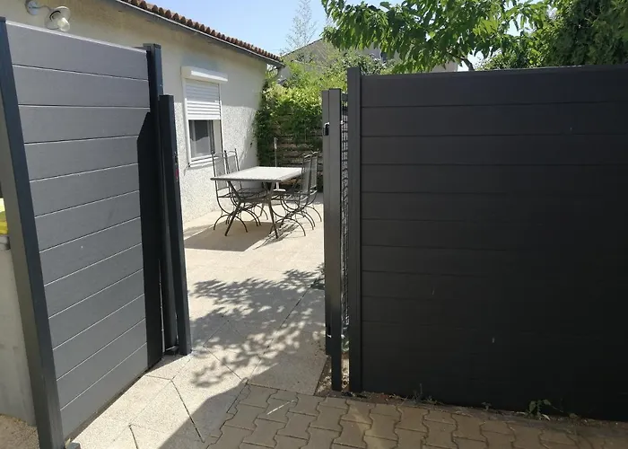 Petite Maison Et Son Jardinet En Village. Puisserguier