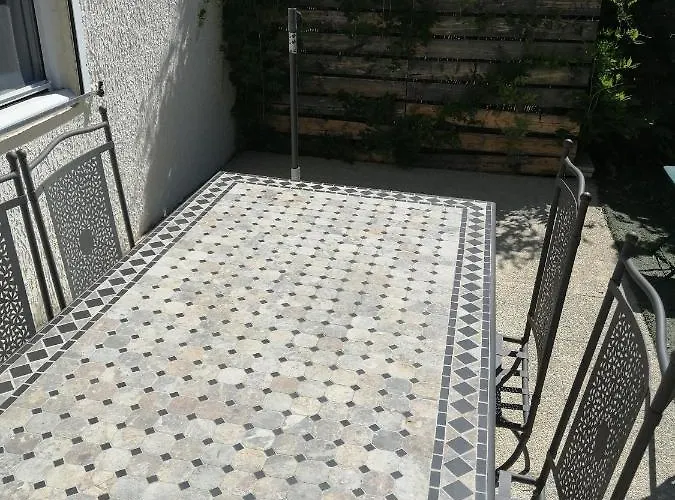 Petite Maison Et Son Jardinet En Village. Dom wakacyjny *