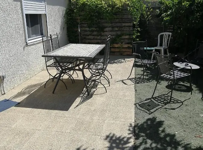 Petite Maison Et Son Jardinet En Village. Dom wakacyjny